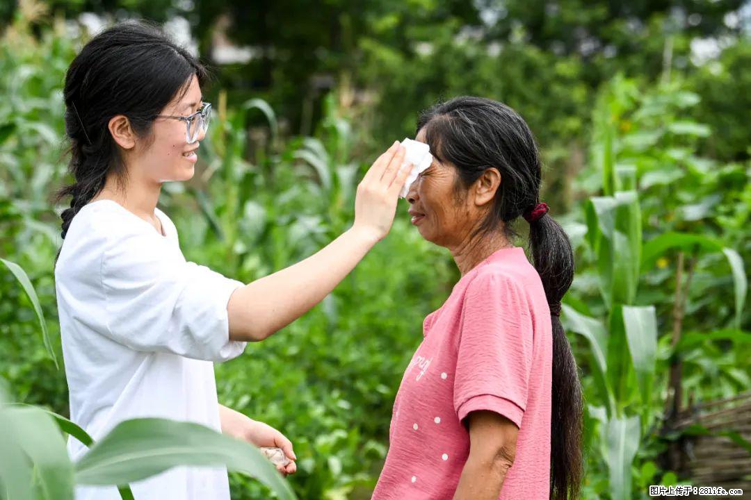 全网追的“扁担女孩”,找了一份暑假工,时薪12元 - 镇江生活资讯 - 镇江28生活网 zj.28life.com