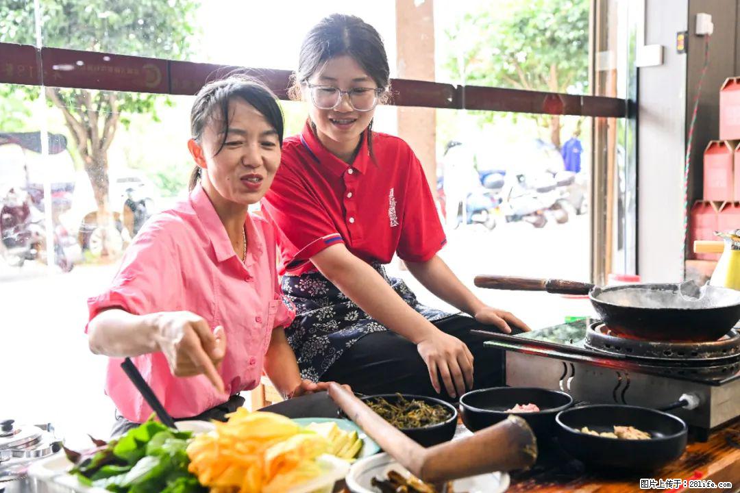 全网追的“扁担女孩”,找了一份暑假工,时薪12元 - 镇江生活资讯 - 镇江28生活网 zj.28life.com