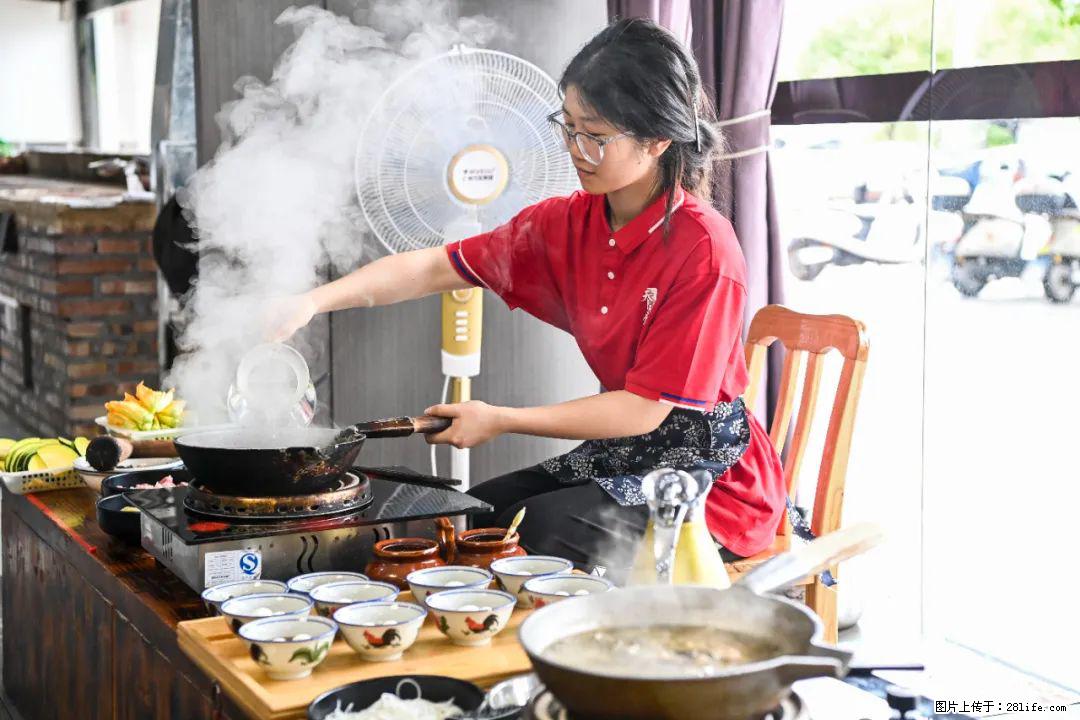 全网追的“扁担女孩”,找了一份暑假工,时薪12元 - 镇江生活资讯 - 镇江28生活网 zj.28life.com